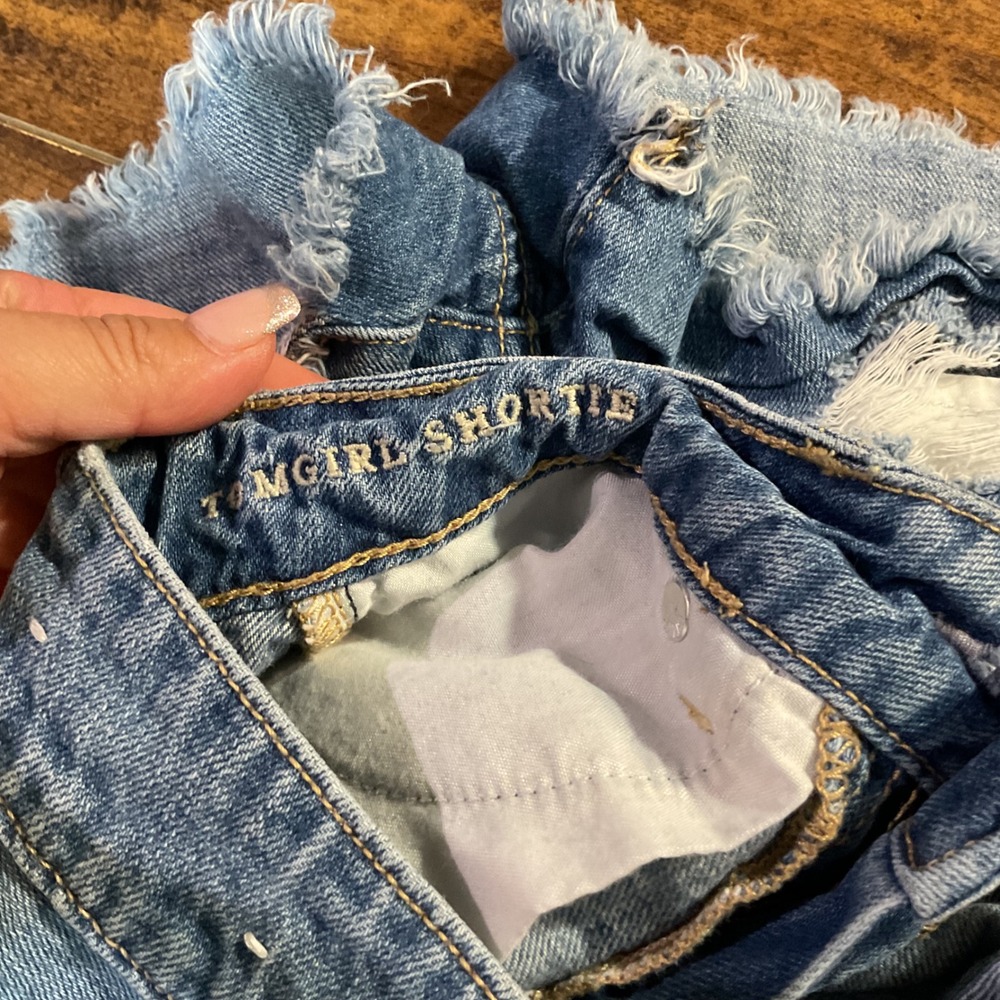 American Eagle Tomgirl Shortie Distressed Denim Shorts Medium Wash Blue Size 00 - Picture 2 of 5